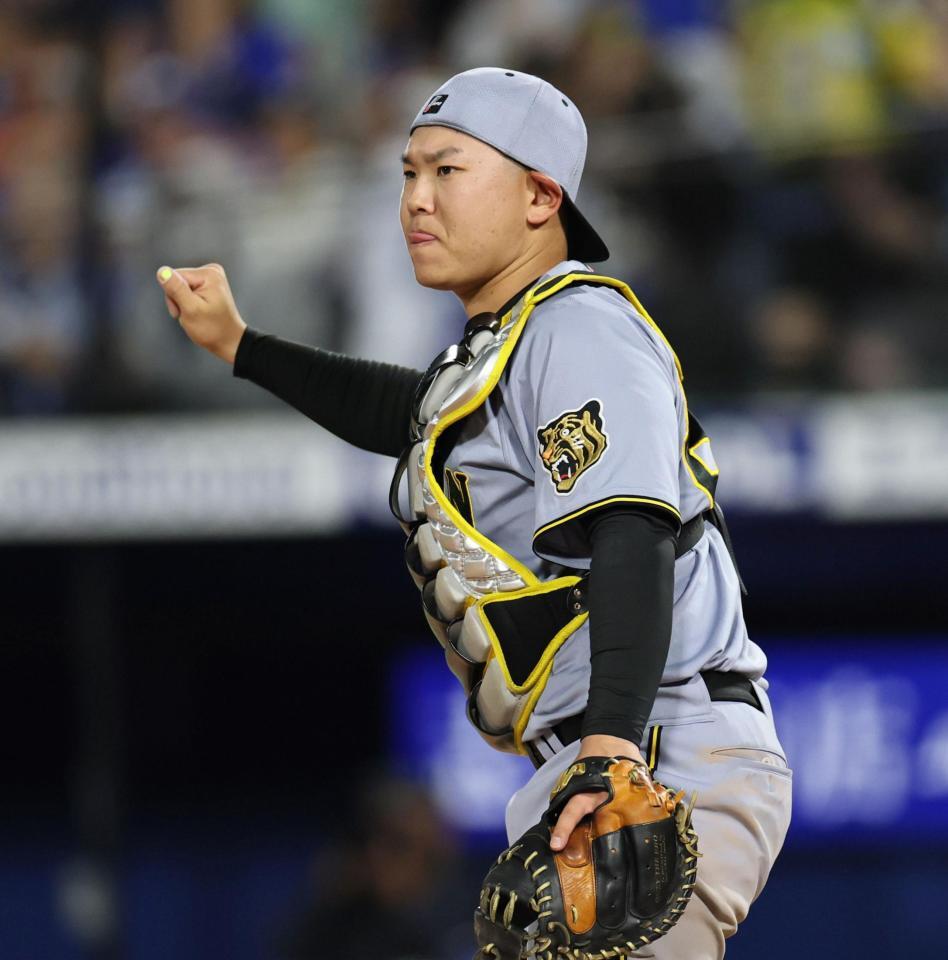 ８回にマスクをかぶるも、湯浅が打ち込まれ険しい表情の嶋村（撮影・田中太一）