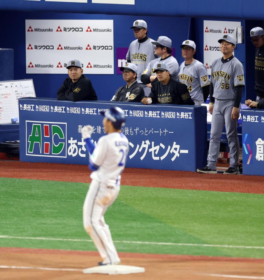 ５回、勝又（手前）に勝ち越しの適時打を浴び、厳しい表情の藤川監督（奥中央）＝撮影・伊藤笙子