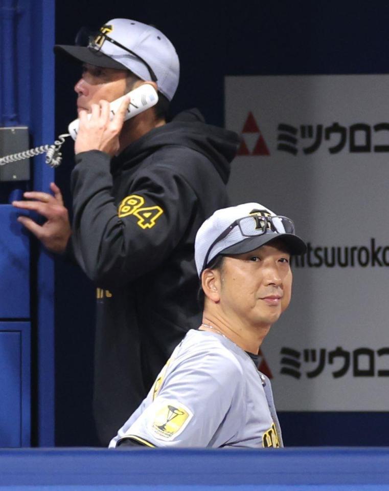 ７回、投手交代を決断し、ベンチを出る藤川監督（撮影・西岡正）