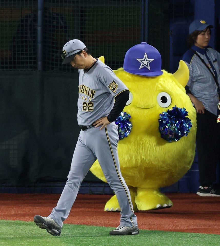 ７回の攻撃を終え、選手交代に向かう藤川監督（撮影・伊藤笙子）