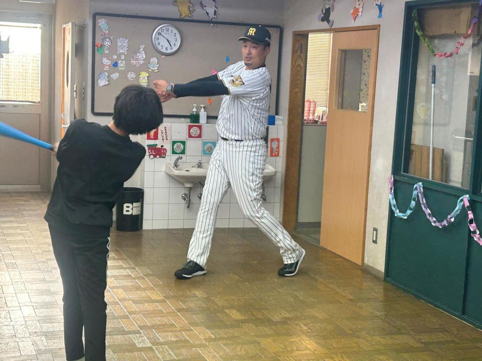 子どもたちに指導する秋山ＢＡ