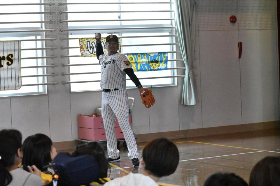 子どもたちに指導する秋山ＢＡ