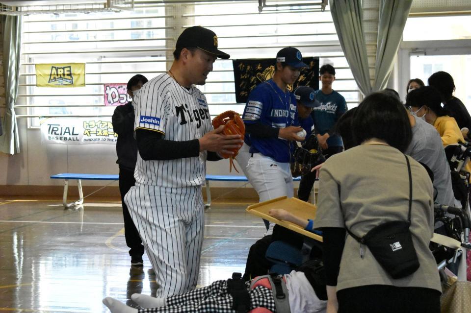 子どもたちと交流する秋山ＢＡ