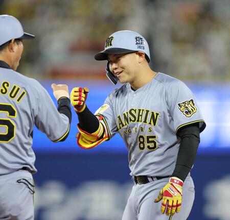 　８回、プロ初安打を放ち、笑顔を見せる嶋村