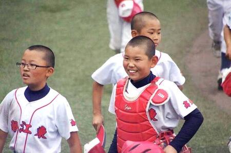 　幼少期の嶋村（母・純子さん提供）