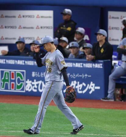 １回、度会に中前打を浴び、肩を落とす茨木（撮影・伊藤笙子）