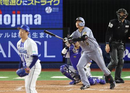 ３回、竹田（手前）から右越え満塁本塁打を放つ大山（撮影・伊藤笙子）