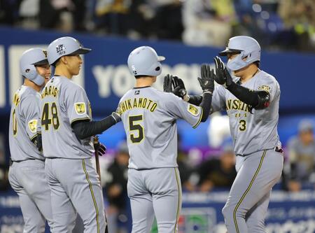 ３回、満塁本塁打を放ち、ナインとタッチを交わす大山（右）＝撮影・西岡正