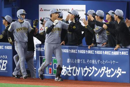 ３回、右越え満塁本塁打を放ち、ナインに迎えられる大山（中央）＝撮影・伊藤笙子