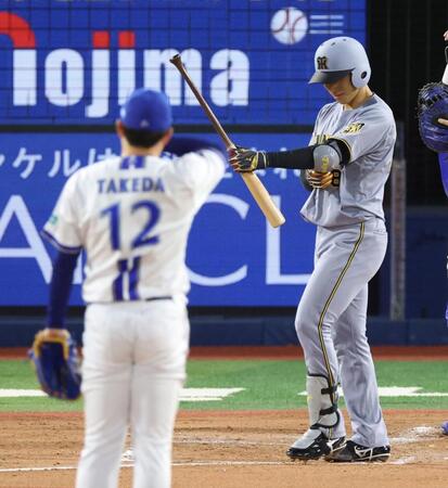 ３回、竹田（手前）から四球を選び出塁する茨木（撮影・伊藤笙子）