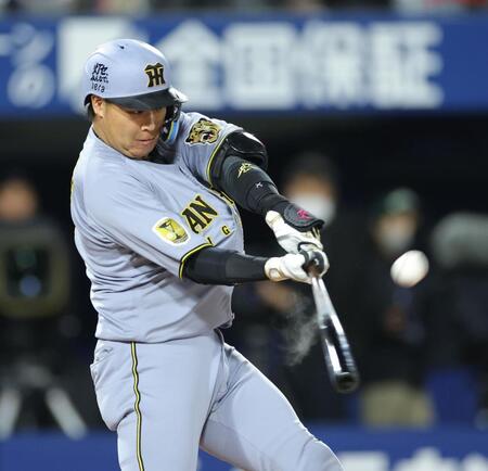 ３回、右越えに満塁本塁打を放つ大山（撮影・西岡正）