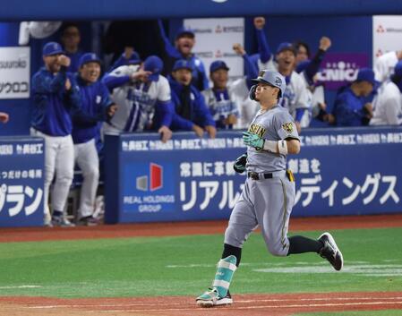 ９回、二ゴロに倒れ、最後の打者となった佐藤輝（撮影・伊藤笙子）