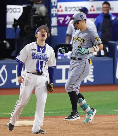 ９回、二ゴロに倒れ、最後の打者となった佐藤輝（奥）＝撮影・伊藤笙子