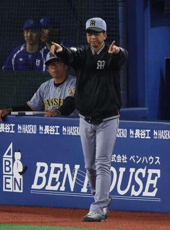 ７回、度会の打球を巡り、リクエストを要求する藤川監督（撮影・伊藤笙子）