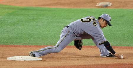 ４回、三森の投ゴロで茨木の送球をこぼすも、拾い直してアウトにする木浪（撮影・伊藤笙子）