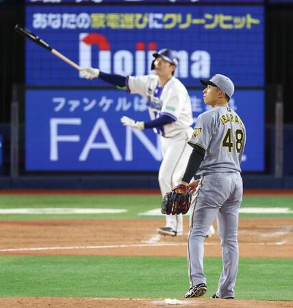 ３回、佐野（奥）に右越えソロを浴びる茨木（撮影・伊藤笙子）