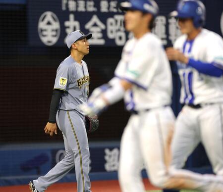 １回、戸柱の中前適時打で４点目を失った茨木（撮影・西岡正）