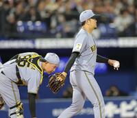 ８回、京田に適時打を浴びた岩貞（右）＝撮影・西岡正