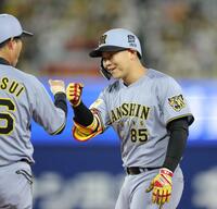 　８回、プロ初安打を放ち、笑顔を見せる嶋村