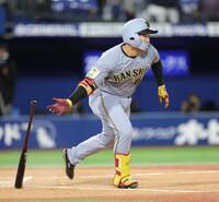 　８回、右前打を放つ嶋村（撮影・西岡正）