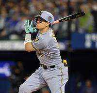 　７回、二塁打を放つ佐藤輝