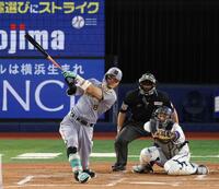 　３回、右中間へ適時二塁打を放つ佐藤輝