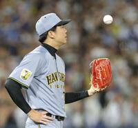 ３回、牧に２ランを浴び、ボールを宙に投げる才木（撮影・西岡正）