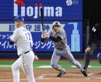 ２回、竹田（手前）から中前打を放つ福島（撮影・伊藤笙子）