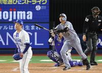 ３回、竹田（手前）から右越え満塁本塁打を放つ大山（撮影・伊藤笙子）