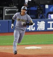 ３回、右越え満塁本塁打を放ち、ダイヤモンドを一周する大山（撮影・伊藤笙子）