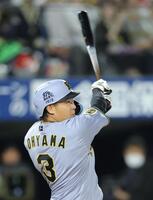 ３回、右越えに満塁本塁打を放つ大山（撮影・西岡正）