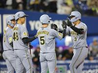 ３回、満塁本塁打を放ち、ナインとタッチを交わす大山（右）＝撮影・西岡正