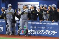 ３回、右越え満塁本塁打を放ち、ナインに迎えられる大山（中央）＝撮影・伊藤笙子