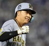 ３回、満弾を放った大山はガッツポーズをしながら本塁へ走る（撮影・田中太一）