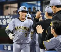 ３回、満弾を放った大山はナインに迎えられる（撮影・田中太一）