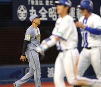 １回、戸柱の中前適時打で４点目を失った茨木（撮影・西岡正）