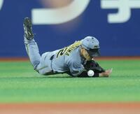 ７回、度会の打球を一度はこぼす福島（撮影・西岡正）