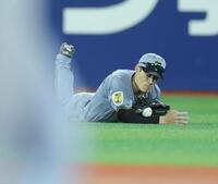 ７回、度会の打球を一度はこぼす福島（撮影・西岡正）