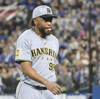 ８回、勝ち越しを許したドリスはベンチへ引き揚げる（撮影・田中太一）