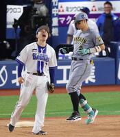 ９回、二ゴロに倒れ、最後の打者となった佐藤輝（奥）＝撮影・伊藤笙子