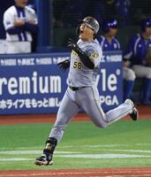 ８回、遊飛を京田に好捕され、天を仰ぐ前川（撮影・伊藤笙子）