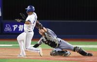 ８回、勝又の右前打で本塁を狙った蝦名（左）にタッチしようとする伏見（撮影・伊藤笙子）