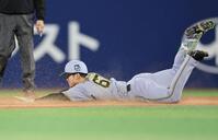 ７回、二塁打を放ちすべり込む高寺（撮影・田中太一）