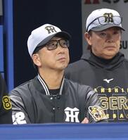 ９回、戦況を見つめる藤川監督（撮影・西岡正）