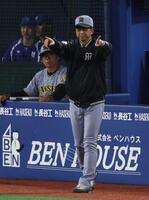 ７回、度会の打球を巡り、リクエストを要求する藤川監督（撮影・伊藤笙子）