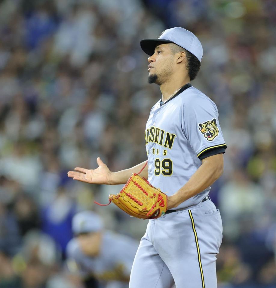 ７回、山本に勝ち越しの押し出し四球を与え、両手を上げるモレッタ（撮影・西岡正）