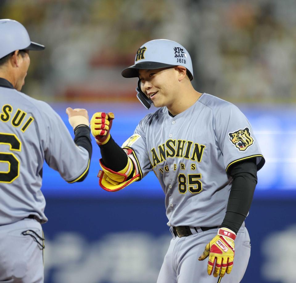 　８回、プロ初安打を放ち、笑顔を見せる嶋村