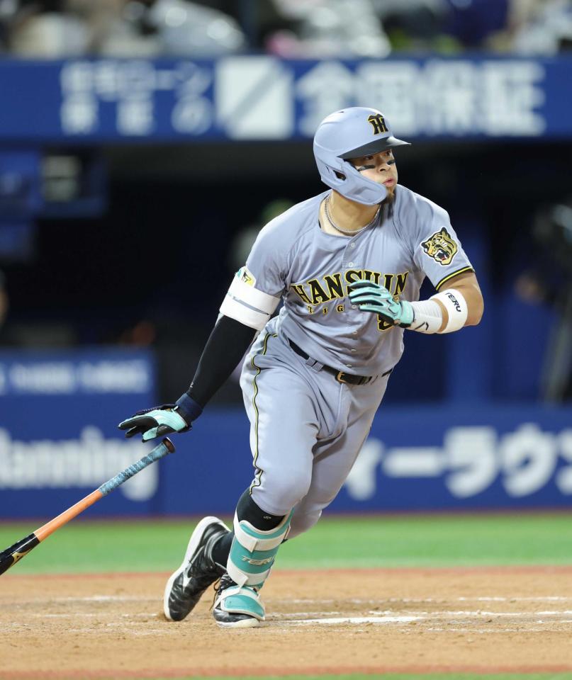 　８回、右翼線に２点二塁打を放つ佐藤輝