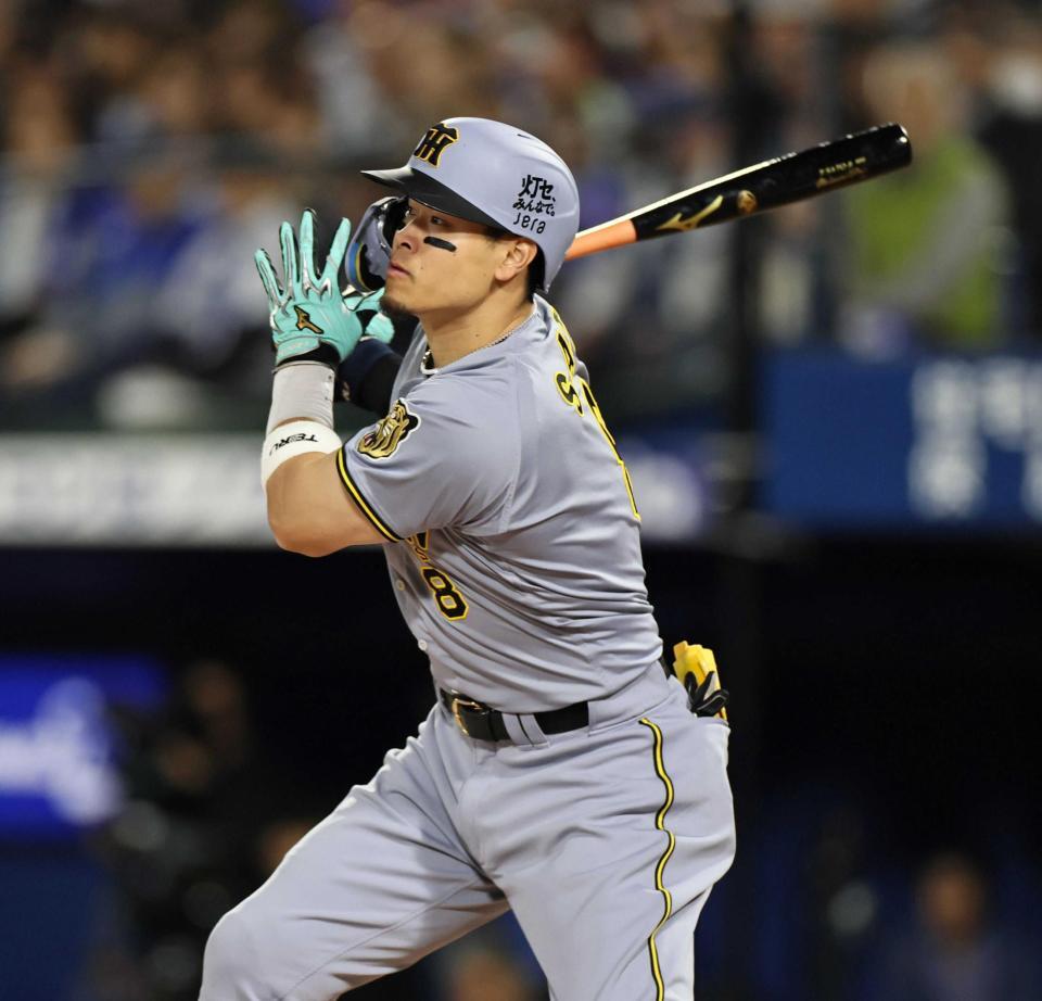 　７回、二塁打を放つ佐藤輝