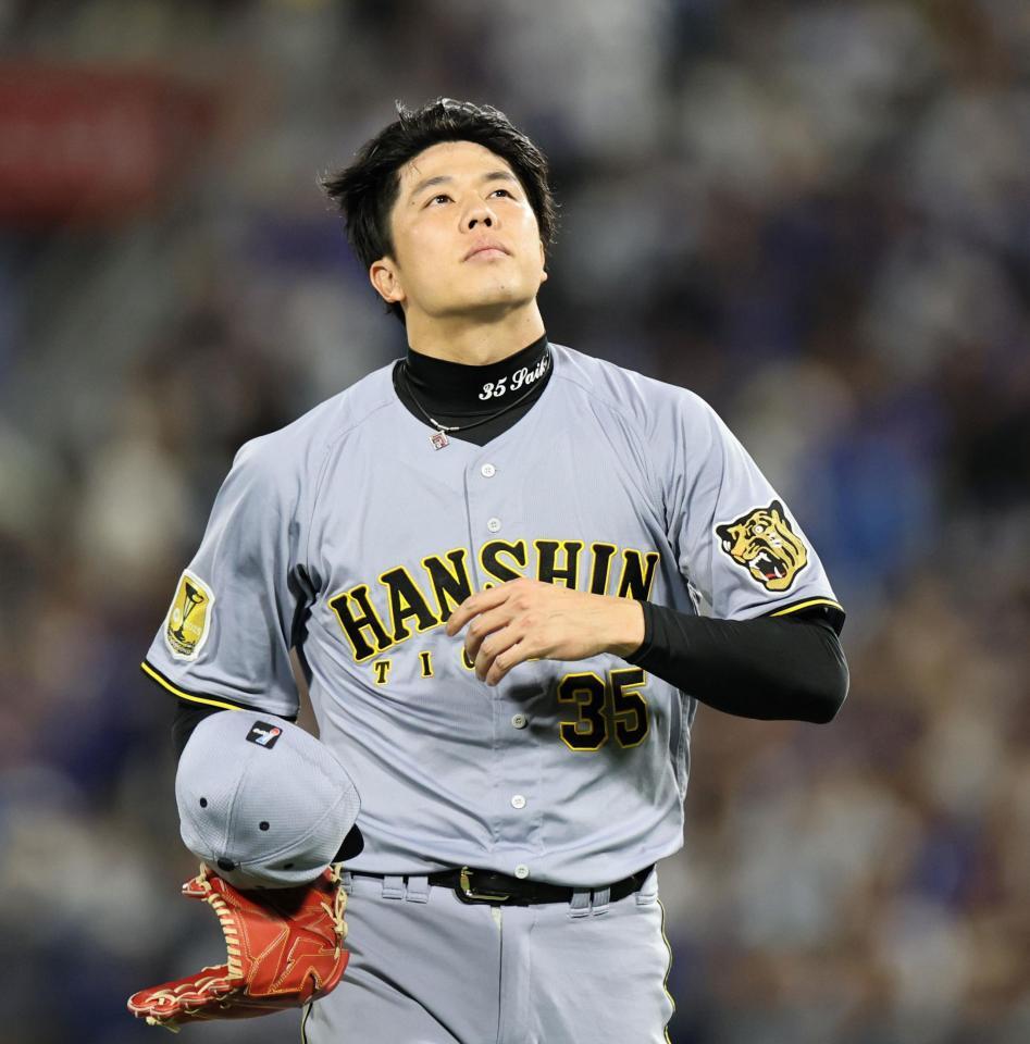 ５回、一挙４点を許した才木は悔しさをにじませながらベンチへ戻る（撮影・田中太一）